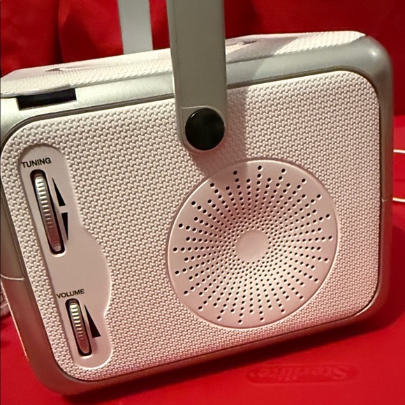 Jensen silver and white stereo cd player/radio - Picture 6 of 9